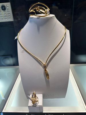 un collier en or exposé dans une vitrine