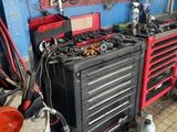 un garage rempli d'outils et sur lequel se trouvent des outils