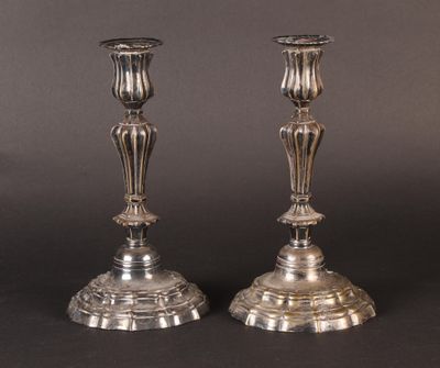 Paire de bougeoirs en bronze et métal argenté à décor de mou…