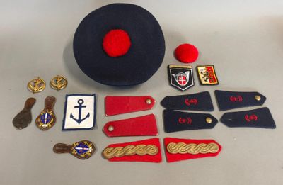 Lot d’insignes et éléments d’uniforme de la Marine Française…