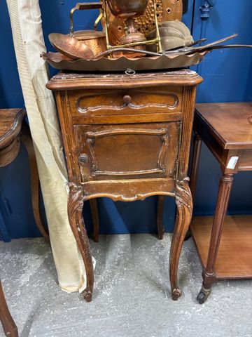 Chevet « coquille » de style Louis XV ouvrant à un tiroir et une 