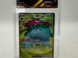 gros plan d'une carte pokemon dans un étui en plastique