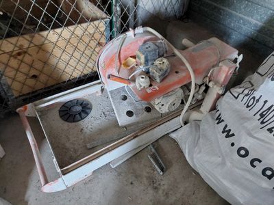 a machine that is sitting on the ground next to a bag
