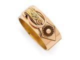 un gros plan d'une bague en or ornée d'un motif