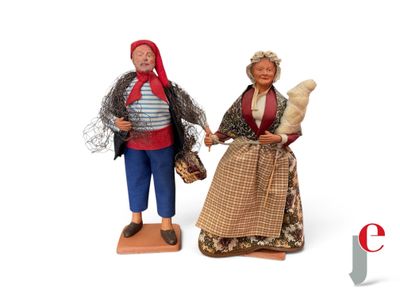 deux figurines d'un homme et d'une femme debout l'un à côté de l'autre