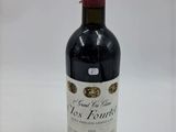 une bouteille de vin à côté d'une bouteille de vin