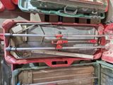 de nombreuses valises empilées les unes sur les autres