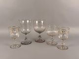 six gobelets en verre et deux verres à vin sur fond blanc