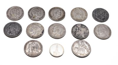 gros plan d'un paquet de pièces de monnaie sur une surface blanche