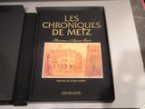 deux livres posés sur une table