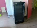 un réfrigérateur qui se trouve dans le coin d'une pièce