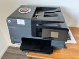 une imprimante posée sur un bureau