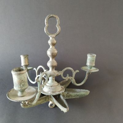 Petit lustre en bronze patiné, XIXe A trois lumières, le mon…