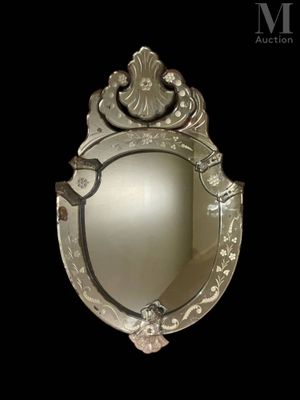 un miroir posé contre un mur noir