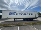 un camion semi-remorque garé dans un parking