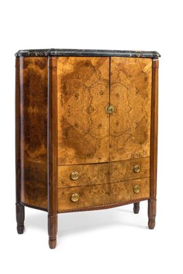 une commode ancienne avec un plateau en marbre et des pieds en bois