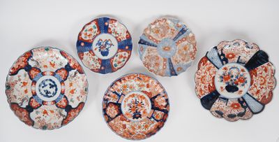 Japon, vers 1900 Ensemble de cinq plats floriformes en porce…