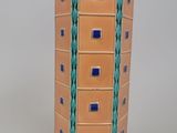 un grand vase orné d'un motif bleu et vert