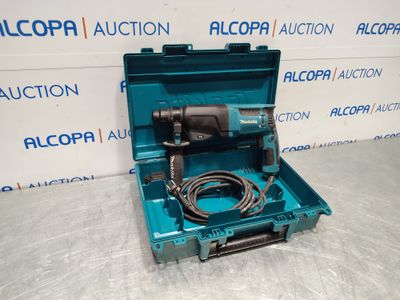 une boîte à outils bleue contenant un cordon, posée sur une table
