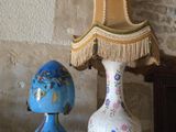 une lampe posée à côté d'un vase sur une table