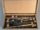 une boîte en bois remplie de différentes sortes d'aiguilles à coudre