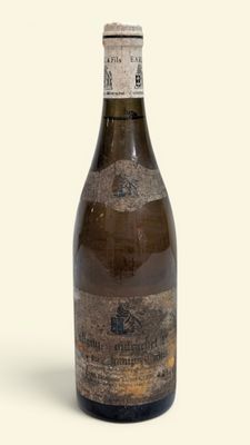 une bouteille de vin posée sur une table