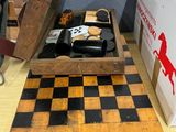 une table en bois sur laquelle se trouvent un échiquier et une boîte