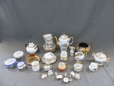 de nombreux types de tasses à thé et de soucoupes sur la table
