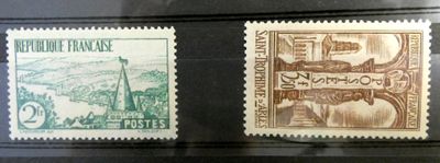 deux timbres exposés dans une vitrine représentant un château