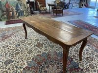 Table en bois fruitier reposant sur quatre pieds galbés. (photo 4)