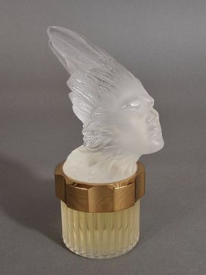 une image représentant une sculpture en verre représentant la tête d'une femme