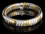 un gros plan d'un bracelet orné de diamants sur un fond noir