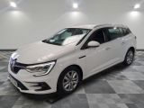 une voiture blanche est garée dans une pièce au sol à carreaux