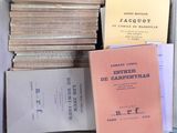 plusieurs livres superposés dans une boîte