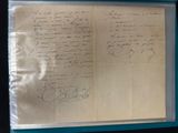 un vieux document écrit posé sur une table