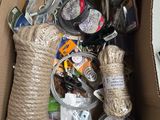 une boîte remplie d'objets posés sur le sol