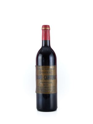 une bouteille de vin posée sur une table