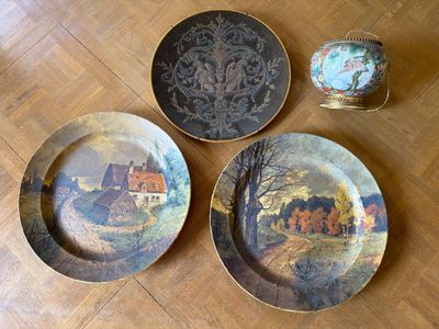 trois assiettes posées par terre les unes à côté des autres