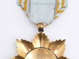 an image of a medal with a gold star on it