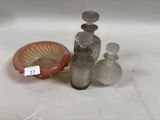 trois vases en verre et un bol posés sur une table