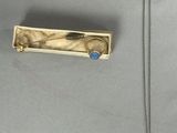 collier en argent orné d'une pierre bleue et d'une boule en argent, monté sur une chaîne