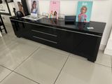 une photo d'un meuble TV noir dans un salon