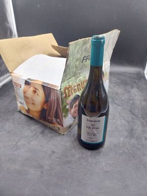 une bouteille de vin à côté d'un carton de vin