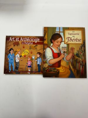 deux livres pour enfants consacrés à l'art et à l'archéologie, posés sur une table