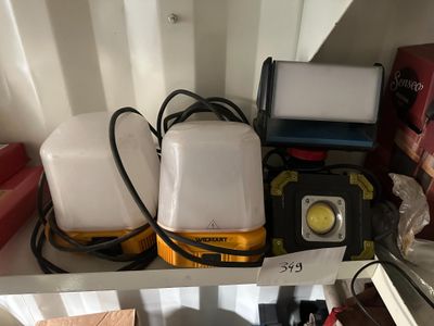 une étagère contenant beaucoup d'objets