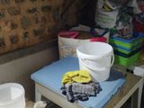une petite table sur laquelle est posé un seau