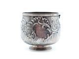 une coupe en argent ornée d'un motif sur fond blanc