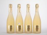 trois bouteilles de champagne posées les unes à côté des autres sur une surface blanche