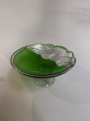 un bol en verre vert orné d'un motif de feuilles