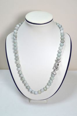 collier composé de perles de verre, muni d'un fermoir en argent, présenté sur un mannequin blanc